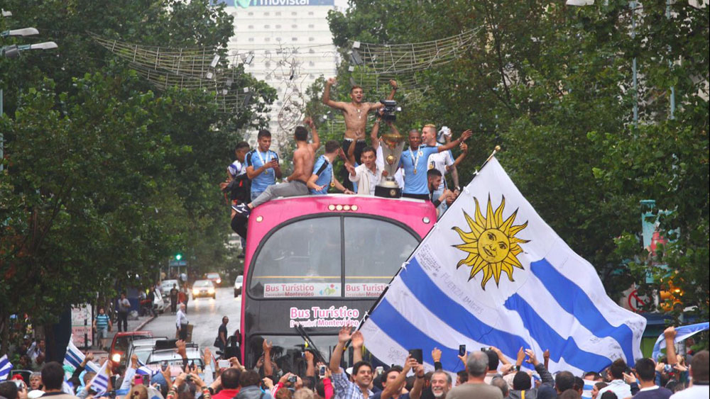 Postales de la bienvenida de la Sub 20 y la caravana por