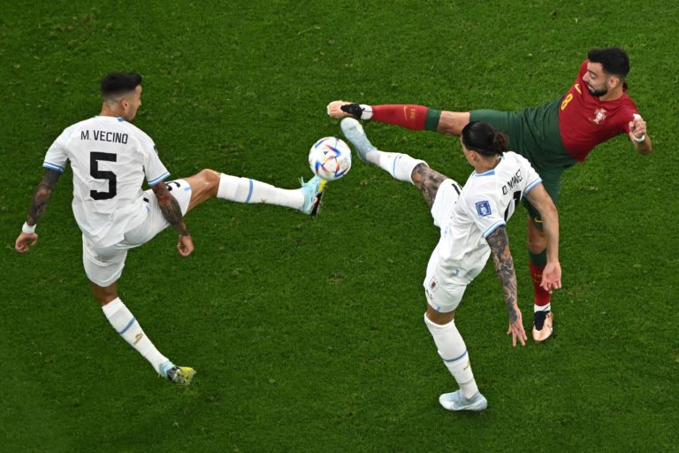 0-1. González desatasca a una Uruguay que se clasifica a octavos